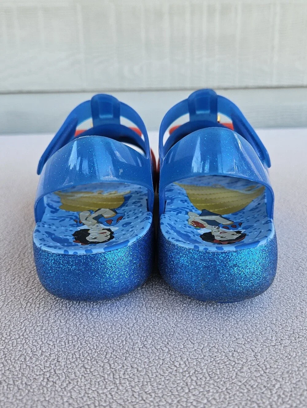 Crocs x Disney Isabella Sandals Snow White Youth SZ J2 Blue Hook & Loop